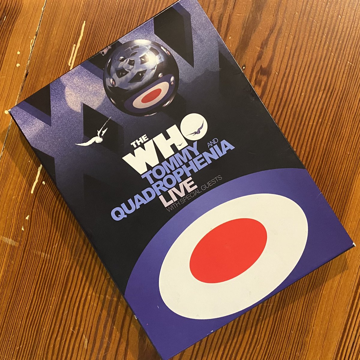 CMoneyKS's tweet image. I’m not gay but I do have to admit that late ‘80s #RogerDaltry looked damn foin in a pair of stone-washed jeans. #TheWho