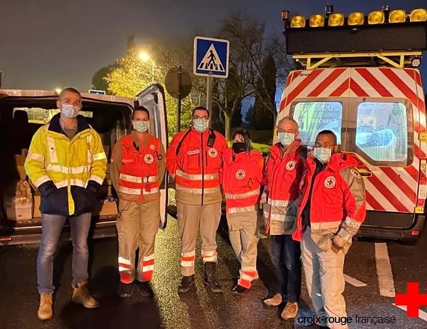 CroixRougeULBDR's tweet photo. #Urgence | Une chaîne de #solidarité

Hier soir, suite à la sollicitation de @VINCIAutoroutes, nos bénévoles ont été déclenchés en prévisions d'une distribution de repas aux conducteurs de poids lourds arrêtés sur l'autoroute A9 après décision du @Prefet30 pour cause de #meteo https://t.co/Ukz3JzAbEj