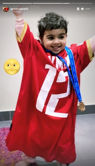 نجل أيمن أشرف يحتفل بالميدالية البرونزية بقميص والده