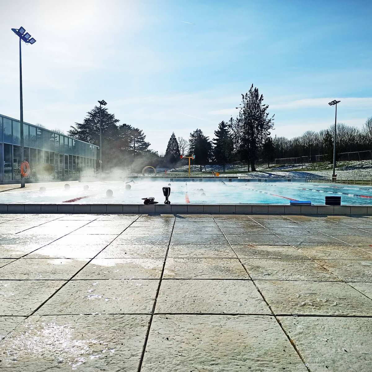 Ju3395's tweet photo. Plus de 100 nageurs heureux et courageux ont piqué une tête dans le bassin extérieur du Dôme #saintgermainenlaye. 
#communication 
#compol 
#syndicatintercommunal https://t.co/4xMrpYeTq4