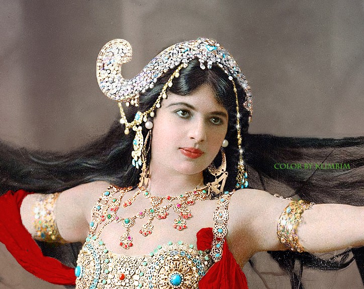 Born in Netherlands, to Dutch parents, penniless Margaretha MacLeod was forced into brutal marriage with Officer who took her to the Dutch colony of Indonesia. There she came into contact with traditional dancing. 1910 pics colourized by Olga Shirnia (1/4)  https://en.wikipedia.org/wiki/Mata_Hari&nbsp;