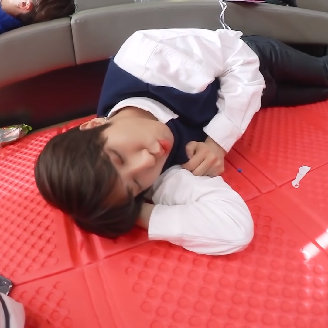 jeongin: just smile through the pain :]