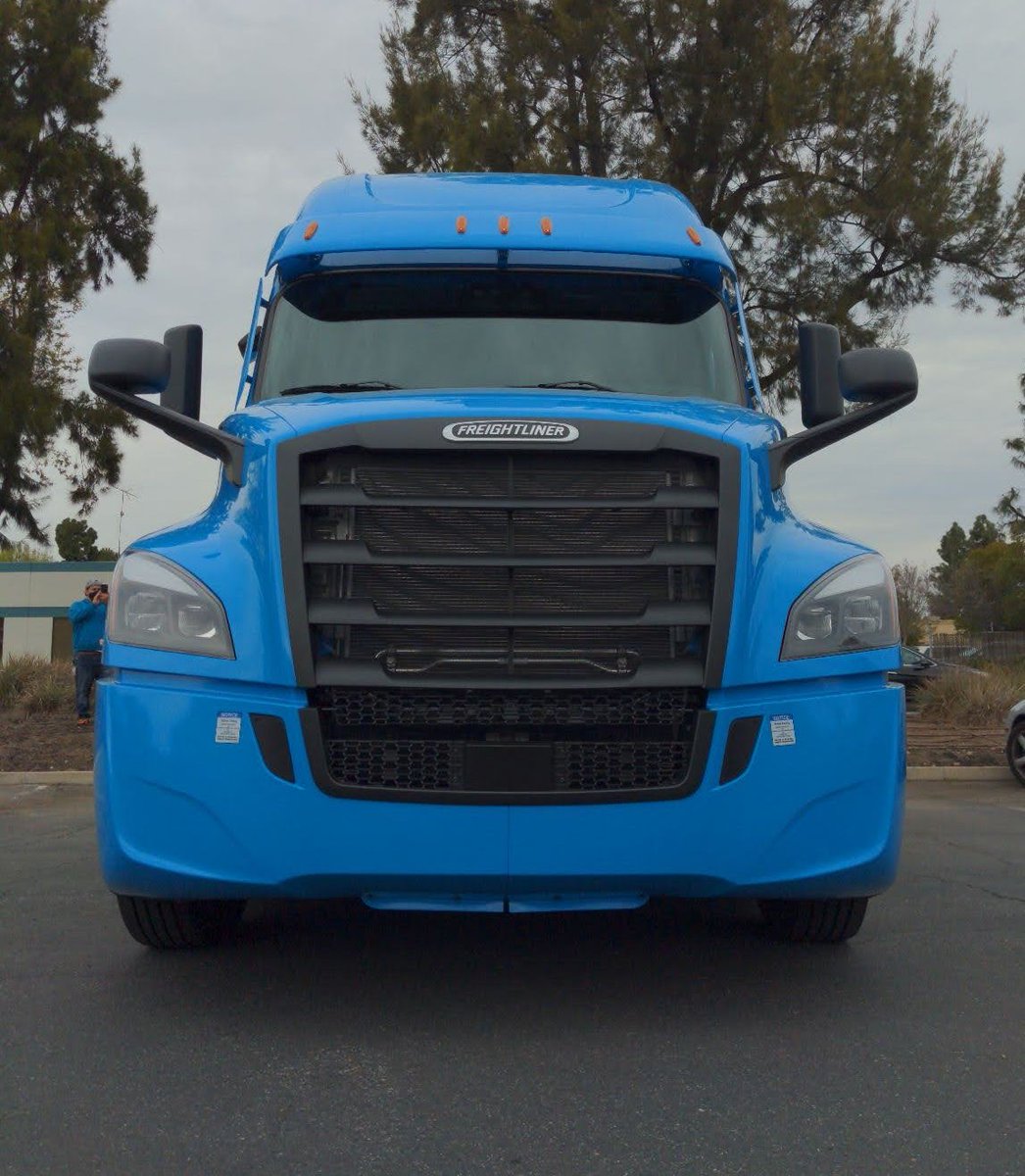 johnkrafcik's tweet image. Latest Waymo Via partner looking pretty spiffy in Waymo Blue imho.