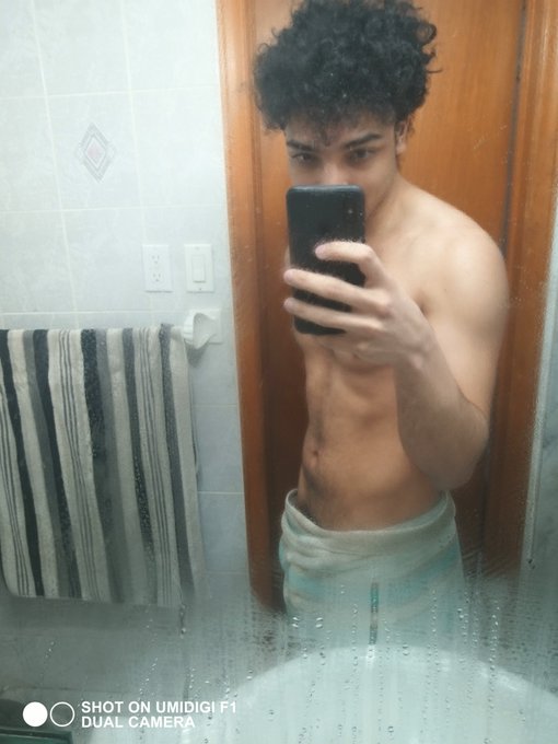 Suck me fresh out the shower ? https://t.co/0lrKGGee93