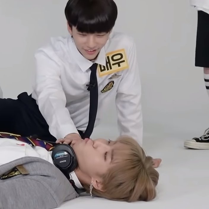 jeongin: just smile through the pain :]