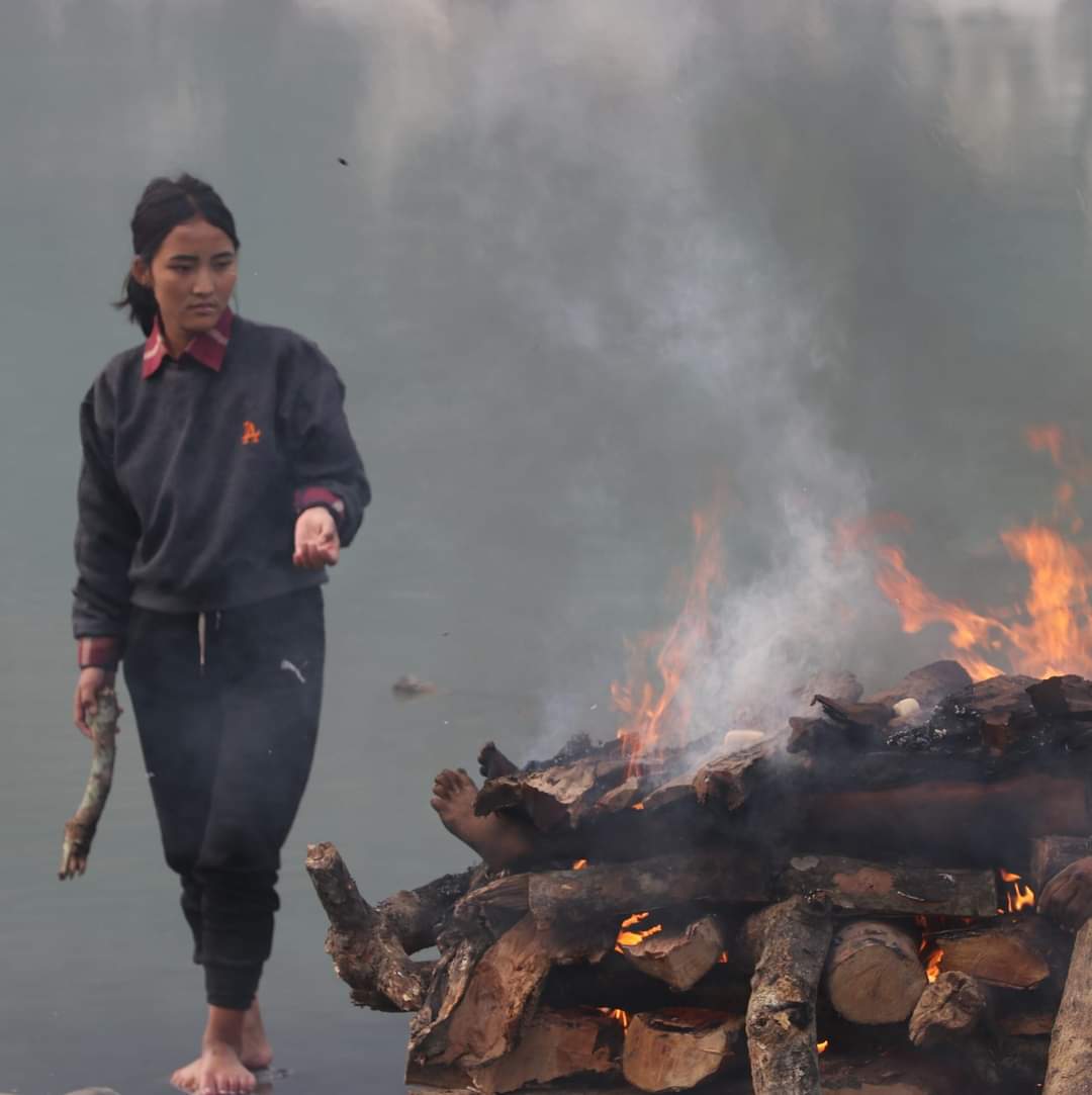 DevikaMagar's tweet photo. बेवारिसे शवहरुको दाहसंस्कार गरेकै कारण BBC 100 Womens मा पर्न सफल सपना रोकामगर माथि अहिले सामाजिक सञ्जालमा कर्म बुवा हुँ भन्ने विनयजंग बस्��ेतद्वारा अश्लील टिप्पणी सहित हिंसामा परिरहेकी छिन् ।
#JusticeForSapanaRokaMagar
#FightAgainstEvils https://t.co/28F2H0WOth