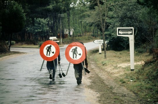 Sem Presser'Work in progress' Tabua area, Portugal, 1967If this were in Holland or France, I'd suspect a set-up. But Presser was on assignment, or holiday, in Portugal, so he might have just come across it.