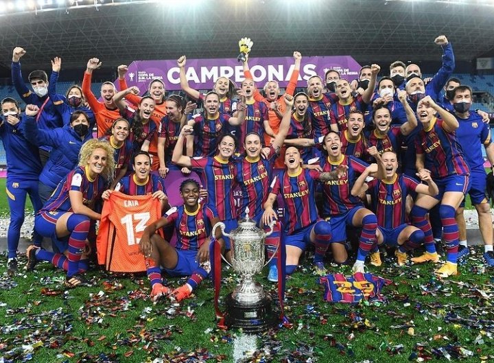 FCBarcelonaRP's tweet photo. Grande equipo, campeonas. 💙❤️ https://t.co/lb8CKoSeaw