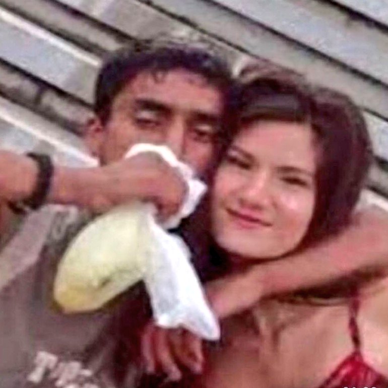 bahçede açar sarı çiçek gel beraber bali çekek