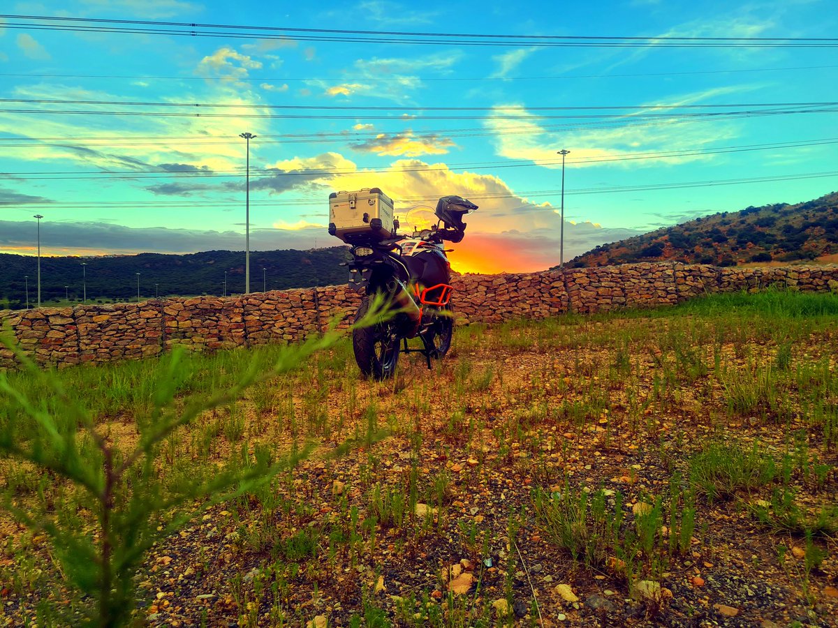 ted_pops's tweet photo. Chasing sunsets 🌇
#AddictedToTheSun #TheSunChaser
#Dusk
#Sunset 
#KTMReadyToRace 
#ReadyToRace 
#TeamKTM 
#TheOrangeArmy https://t.co/zUSiXtQEwp