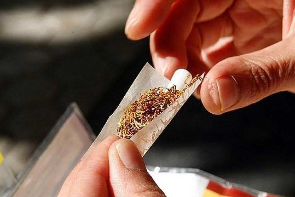 AlanLopezOK's tweet photo. BUSCO GENTE QUE FUME TABACO PARA ARMAR!

TENGO UN PAR DE PREGUNTAR PARA HACERLES. ES PARA UN TRABAJO DE LA FACU.

GRACIAS. https://t.co/AFgQQ1UAPe