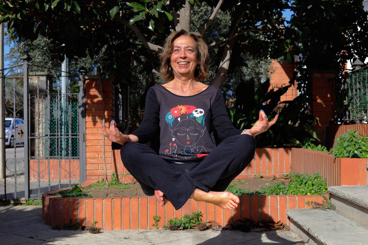 ChariGalvez's tweet photo. ¿Andáis de #JornadaDeReflexión? Pues id con cuidado no os pase lo que a mí que empecé reflexionando y mirad cómo he acabado... #levitando 😉 https://t.co/Uwo7olGWis