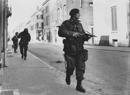 Back to Sem Presser's war photos:Captain Killick with British troops in the Battle of Arnhem, September 1944