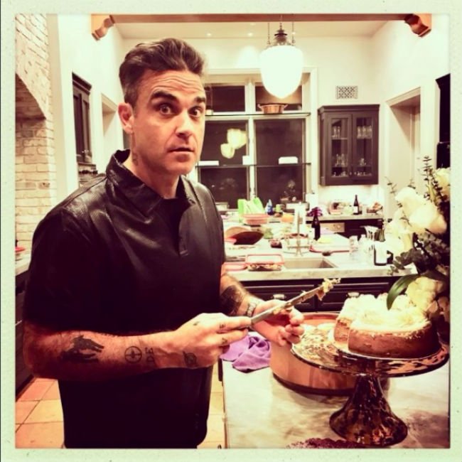  Happy birthday the great Robbie Williams our favorite showman 
