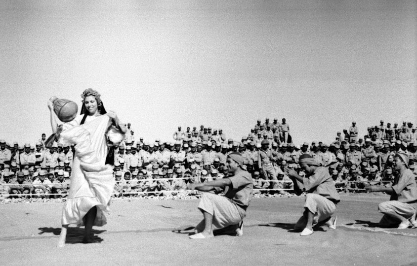 Fellahin dance is common in the Nile Delta/Lower Egypt. The dance would incorporate a dress called a gargar, that had ruffles on the bottom, along with a Balas (pots) due to the farmers using them to fetch water from nearby rivers. Mahmoud Reda incorporated the pots in the dance