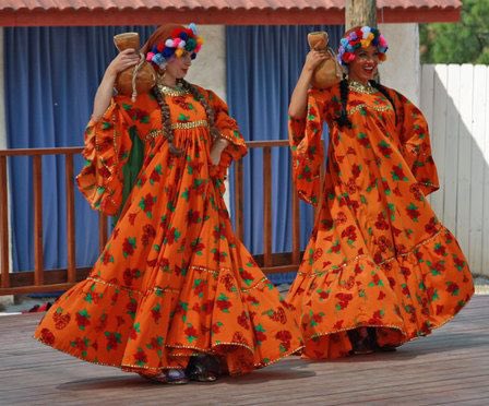 Fellahin dance is common in the Nile Delta/Lower Egypt. The dance would incorporate a dress called a gargar, that had ruffles on the bottom, along with a Balas (pots) due to the farmers using them to fetch water from nearby rivers. Mahmoud Reda incorporated the pots in the dance
