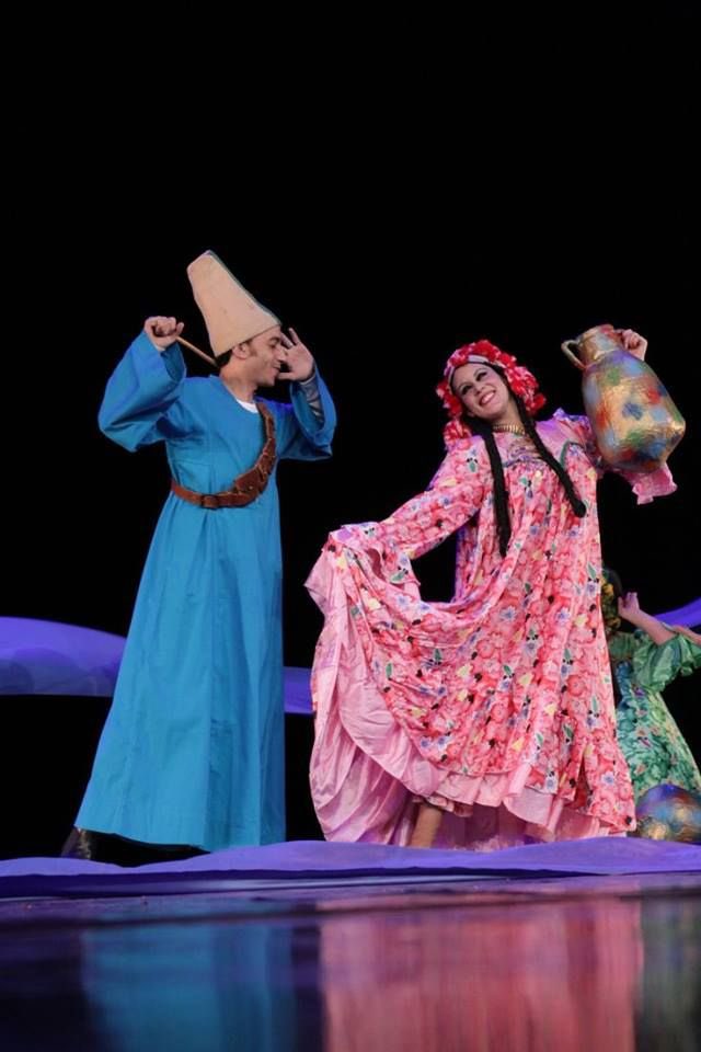 Fellahin dance is common in the Nile Delta/Lower Egypt. The dance would incorporate a dress called a gargar, that had ruffles on the bottom, along with a Balas (pots) due to the farmers using them to fetch water from nearby rivers. Mahmoud Reda incorporated the pots in the dance