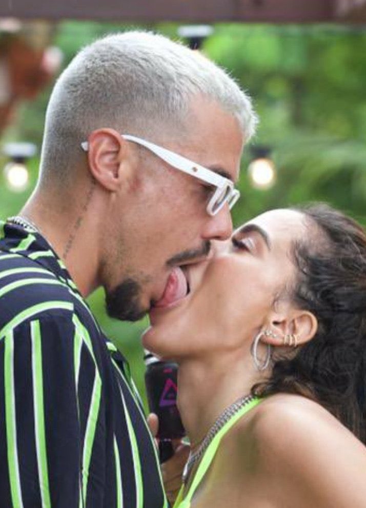 paiva's tweet photo. o beijo do lipe e da anitta rolou #IlhadaAnitta https://t.co/w7s1J7NpN9
