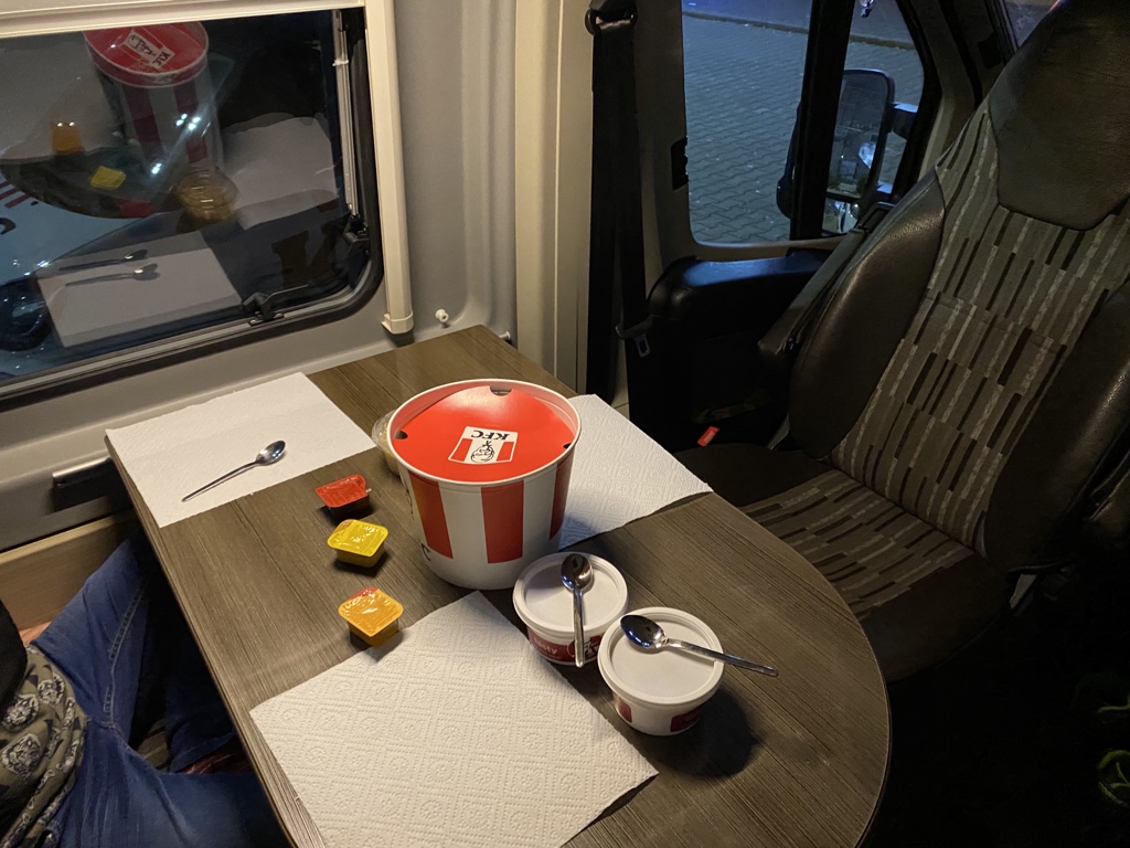 labbefliescher's tweet photo. So! #wohnmobildinner im #kastenwagen. War lecker und notwendig, mal hier drin zu essen. https://t.co/5K3uvJP0KQ