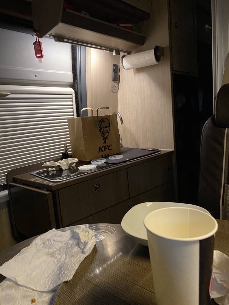 labbefliescher's tweet photo. So! #wohnmobildinner im #kastenwagen. War lecker und notwendig, mal hier drin zu essen. https://t.co/5K3uvJP0KQ