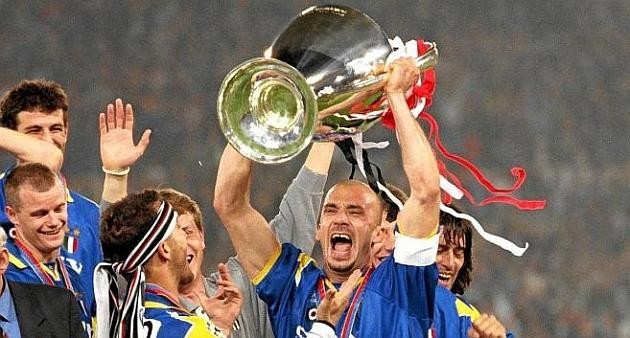 Alongside Roberto Baggio and Paolo Di Canio, Vialli would be very successful at Juventus. He would spearhead their charge towards the Serie A title, Italian cup and the Supercoppa Italia. Ginaluca would make a total of 102 apps and score 38 goals. Now the good bit...