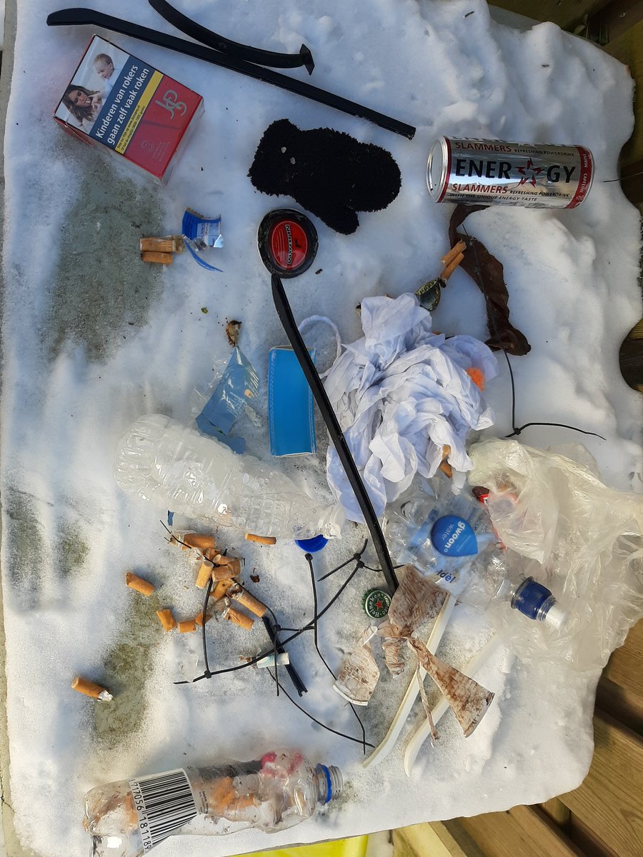 Capt_Planateer's tweet photo. Jammer dat schaatspret samen moet gaan met, je sporen (vuil) achterlaten in wat normaal gesproken natuurgebied is. #peukmeuk op het ijs, zwerfafval, plastic, flesjes en blikjes. @wolvenpolder @gemNissewaard @staatsbosbeheer https://t.co/Ykd0QC0Dgw