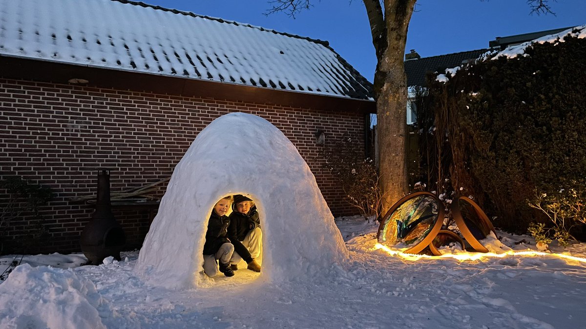 _mvdb's tweet photo. #iglo bouwen in de tuin. #sneeuwpret https://t.co/JLXKbZwmI3