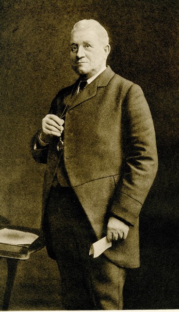 ICELibrary's tweet photo. Sir William Arrol was born #onthisday 1839. Thanks to his pioneering use of steel, his company built the new #Tay Bridge, #Forth Bridge, the #Titan crane, Clydebank and the superstructure for Tower Bridge as well as many more #Arrol structures which remain today. https://t.co/o2tf8cu6nB
