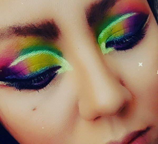 SweeLien's tweet photo. Playing with my new make up I got for my birthday #birthday #makeup #colours #pastel #uv #cakeliners #TammiCosmetics #cupcake #lemon #sky #honeydew #LoveTahiti #BPerfectcosmetics #StaceyMarie #Carnival @bperfectcosm #valentines #heart #pinks https://t.co/dtOW34m2ak