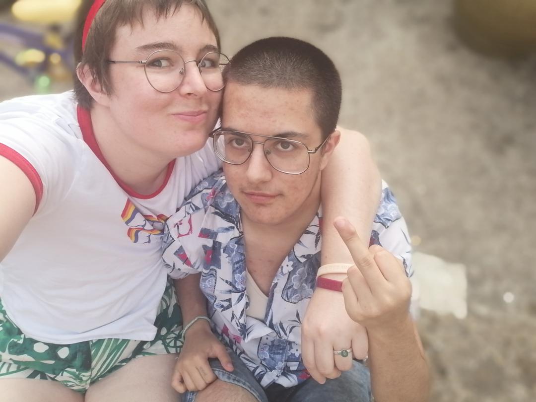 DAVorton's tweet photo. #TransLoveIsBeautiful
Ça fait 2 ans que je suis en couple ace avec maon partenaire Kelig. Iel m'a aidé à grandir. C'est ellui qui m'a aidé à commencer la T, qui m'a donné confiance à me réorienter après un burn out.
Iel m'a connu dans les bons moments comme les pires. https://t.co/pEqRcc5V6X