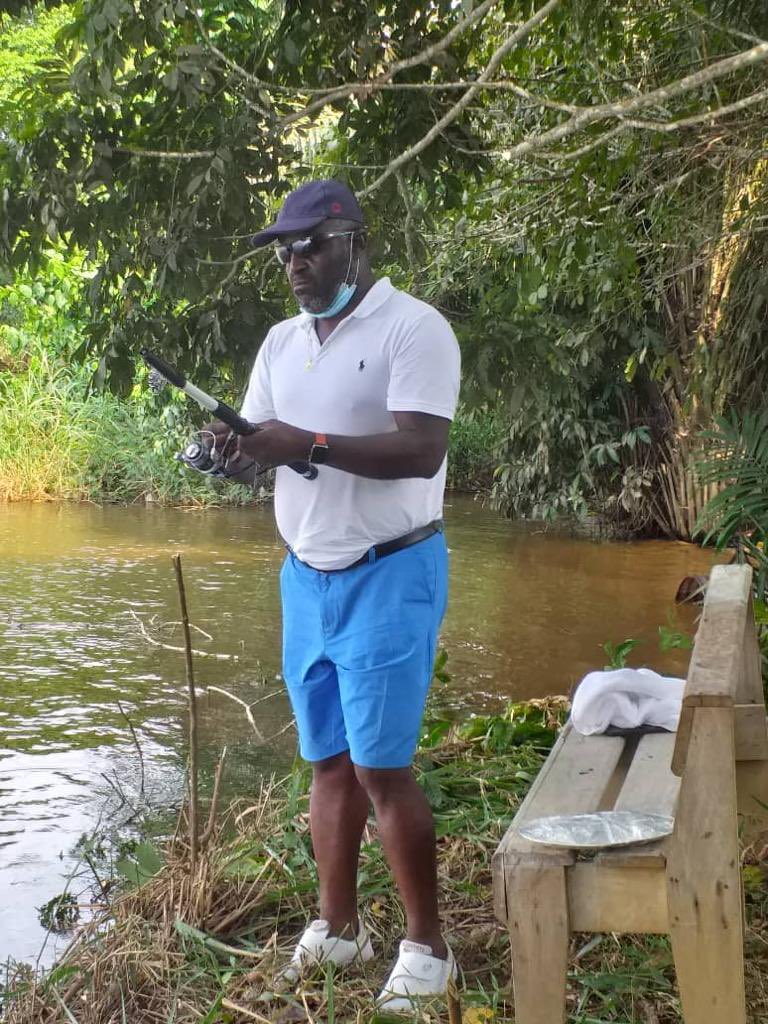Après un tour à ma plantation pour la relance des activités, moments de détente avec une partie de pêche aux bords de l’ogooué à Lastoursville.