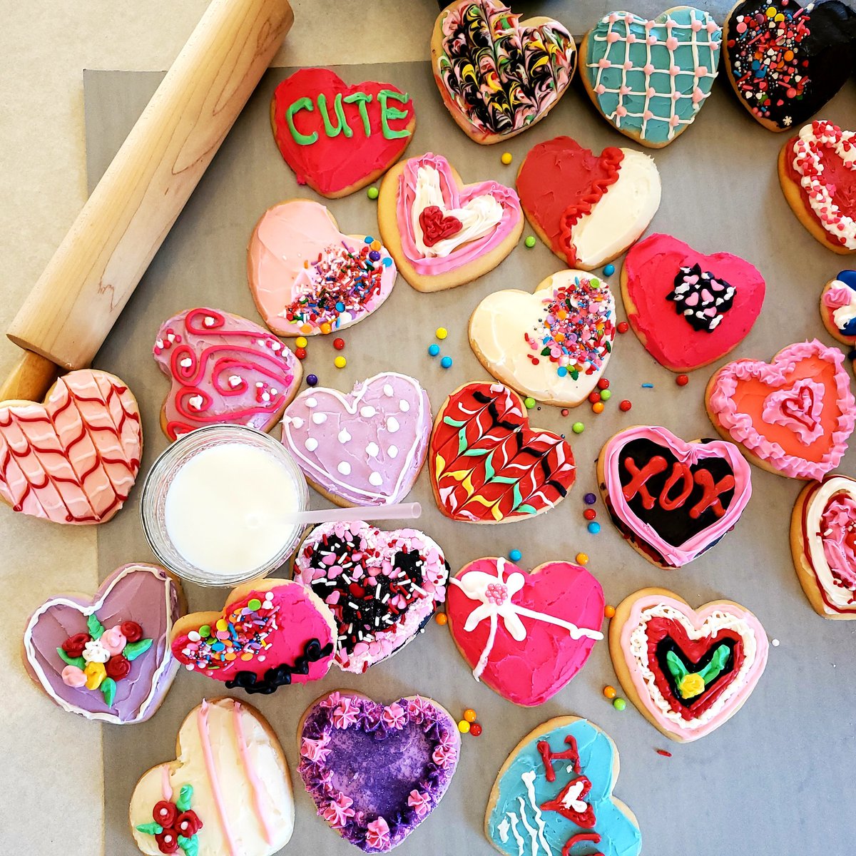 CharlceeDavis's tweet photo. How sweet it is!  Valentines Day cookies! 💘 #cookies #valentinesday2021 https://t.co/etiNwoN4H3