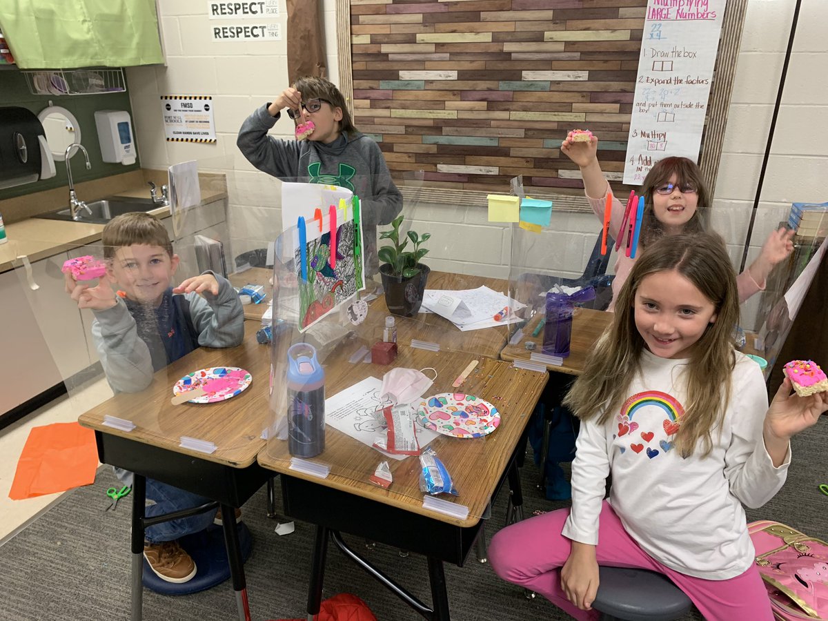 Chedrickteach's tweet image. Zoo habitat construction day- complete with snack break.  All teams finished their project by the deadline, some even came in under budget! #PanthersEngaged #FM21STEAM #RealWorldExperience @PKESAdmin