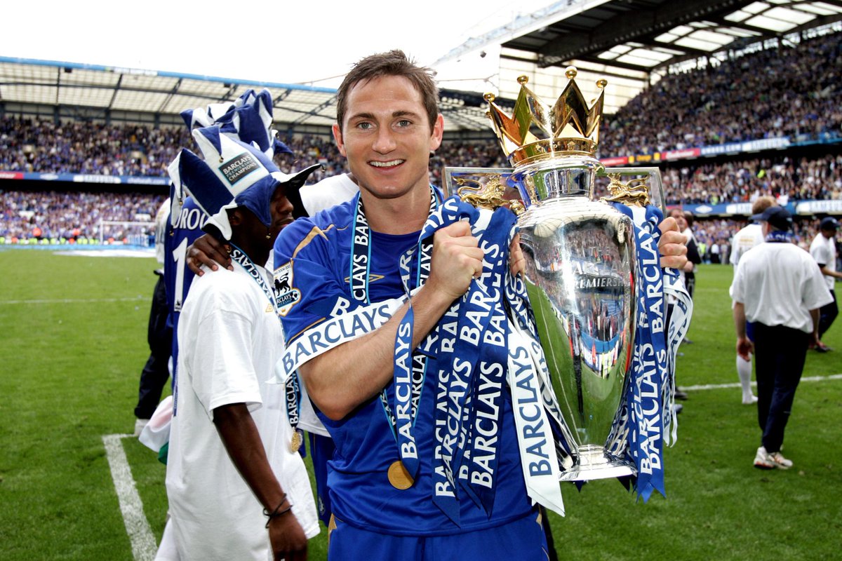 Frank Lampard : Started his Chelsea carrer in 2001 played in 429 games and scored 147 goals the most in premier league history by a midfielder, he was magnificent and with 3 Premier Leagues and 1 Champions league he is one of the best to touch a pitch