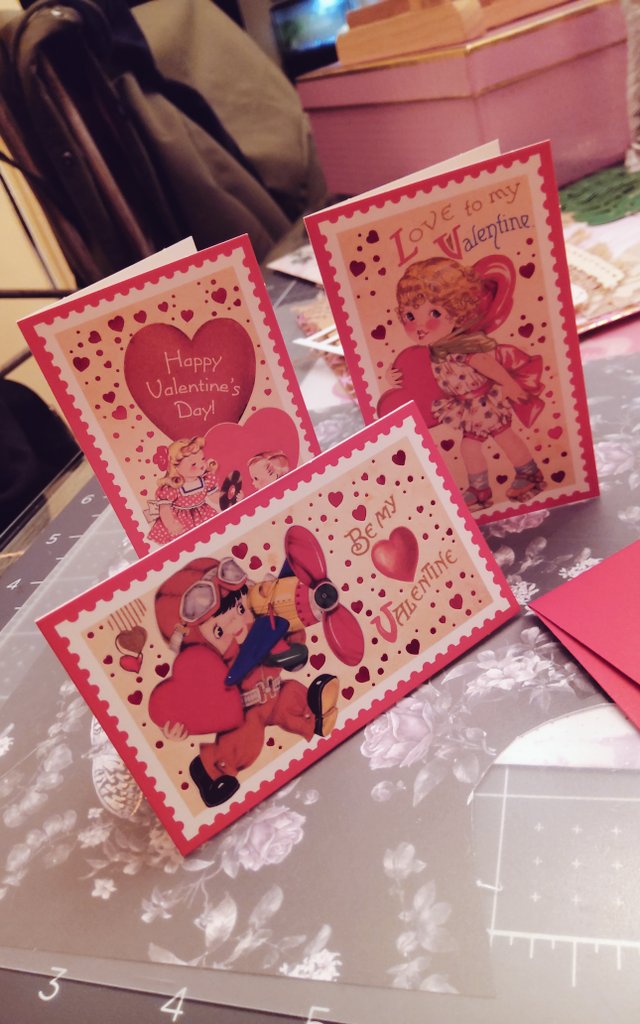 💌Look how #cute these  #mini #valentinecards my #penpalooza send me. #thankyoupenpal #iLoveCuteStuff #miniture #paperccrafts #greetingcards #ilovemypenpals #penpallove #vintagevibes #hearts #aborbs💌