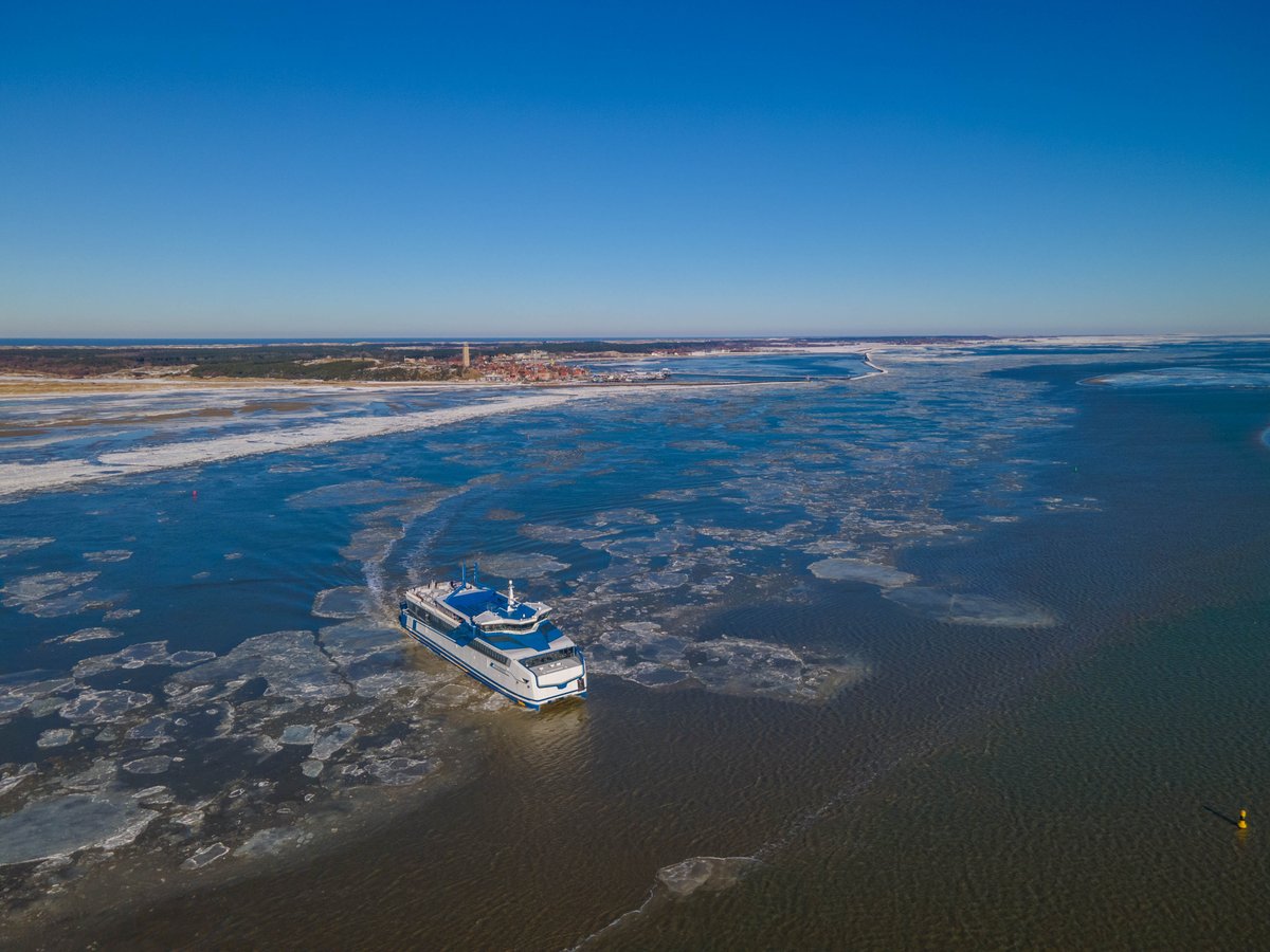 MS Willem Barentsz baant zich een weg door het ijs! 

#Terschelling #Drone <a href="/rederijdoeksen/">Rederij Doeksen</a>