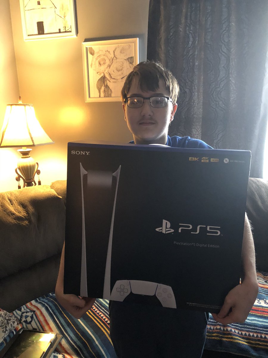 Rotgut_70's tweet photo. @ShowtimePro4 My son’s just arrived, thanks for the updates. https://t.co/aos3YfdXDY