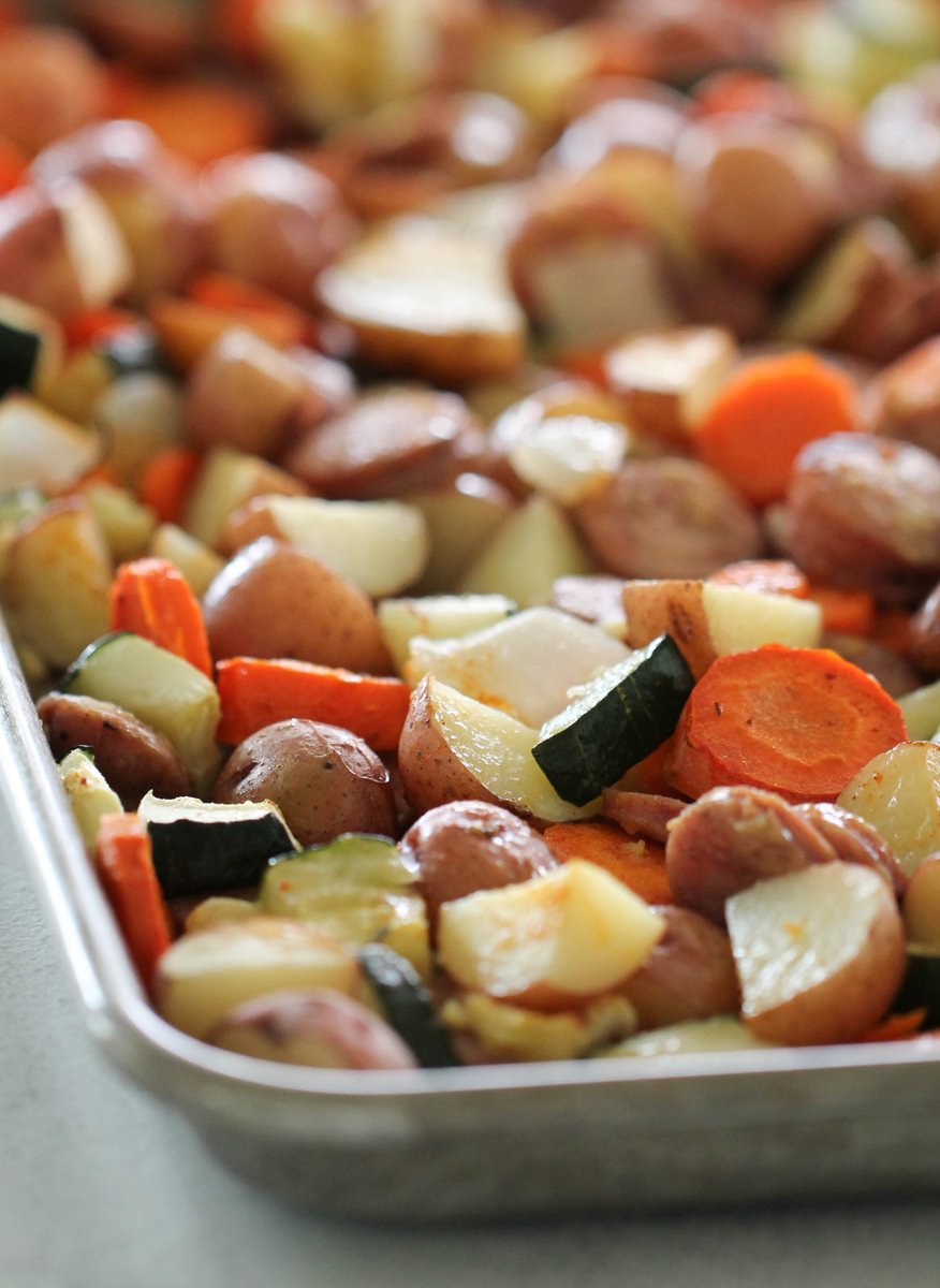 SixSistersStuff's tweet photo. We love sheet pan recipes, and this chicken sausage and vegetables is one of our favorites. 
https://t.co/Jnfnyo5UTM
#sixsistersstuff #sheetpanrecipe #chicken #sausage #roastedvegetables #easymeal https://t.co/CSXCQ7KkIL