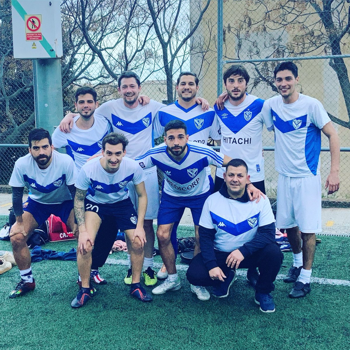 VelezBarcelona's tweet image. Hoy victoria contra nuestros amigos de @projabcn 🔴 #vamosvelezsarsfielddemivida #peniavelezbarcelona 💪