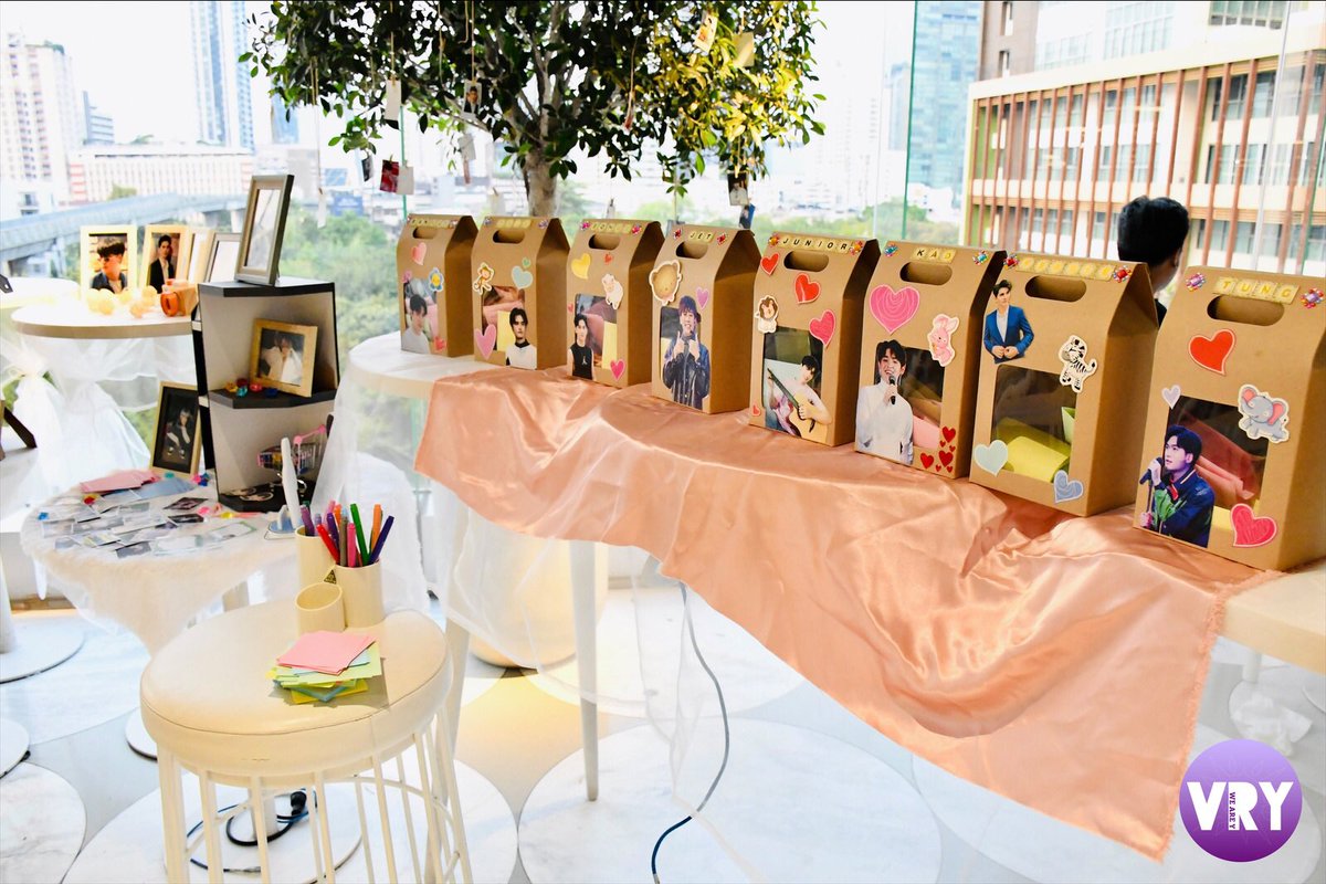 ThailandVry's tweet photo. ภาพบรรยากาศ Super Boy's Day of Love ตั้งแต่วันที่12-14ก.พ.นี้ ที่ Siam Discovery ชั้น 4 แฟนคลับคนไหนยังไม่ได้ไปยังเหลือวันนี้อีก 1 วันนะคะ>>https://t.co/gEPviNvejt #SBDAYOFLOVE #VRYTHAILAND #GenYtheseries #Superboy #SuperboyProject #starhunterentertainment @starhunter_ent https://t.co/Itcp2Nljlp