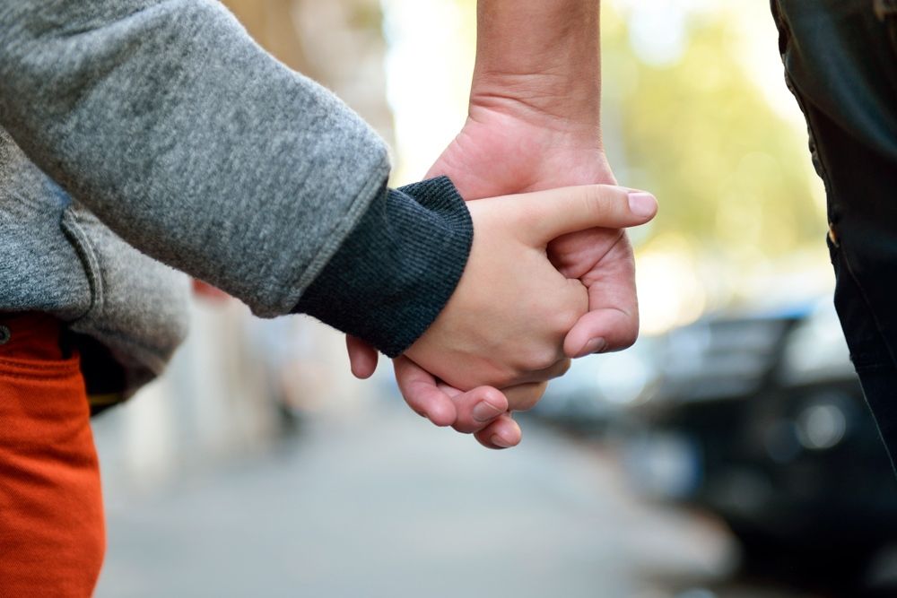 ReformeHebdo's tweet photo. Face à l’ #inceste, que faire ? Comment réagir devant une révélation ou une demande d’accompagnement ? #incestemetoo
Lire l'article ➡️https://t.co/qqDrVxhQoA⬅️ https://t.co/71td9NYcdt