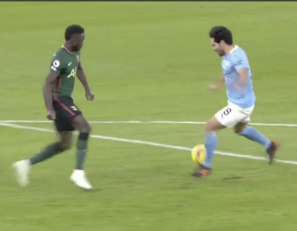 ESPNFC's tweet photo. Gundogan dropped Sanchez 💀 https://t.co/i5P8opiH4c
