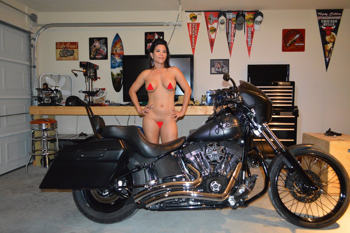 suzyt2021's tweet photo. Happy Weekend! What’s your favorite thing to do when it’s cold outside? For uncensored pics, check out my bentbox, link is under my bio😘😘😘.#bentbox #HarleyDavidson #cold #cantride #stayin #nottofun #motorcycle #sexypics https://t.co/Wet8qU6RzR