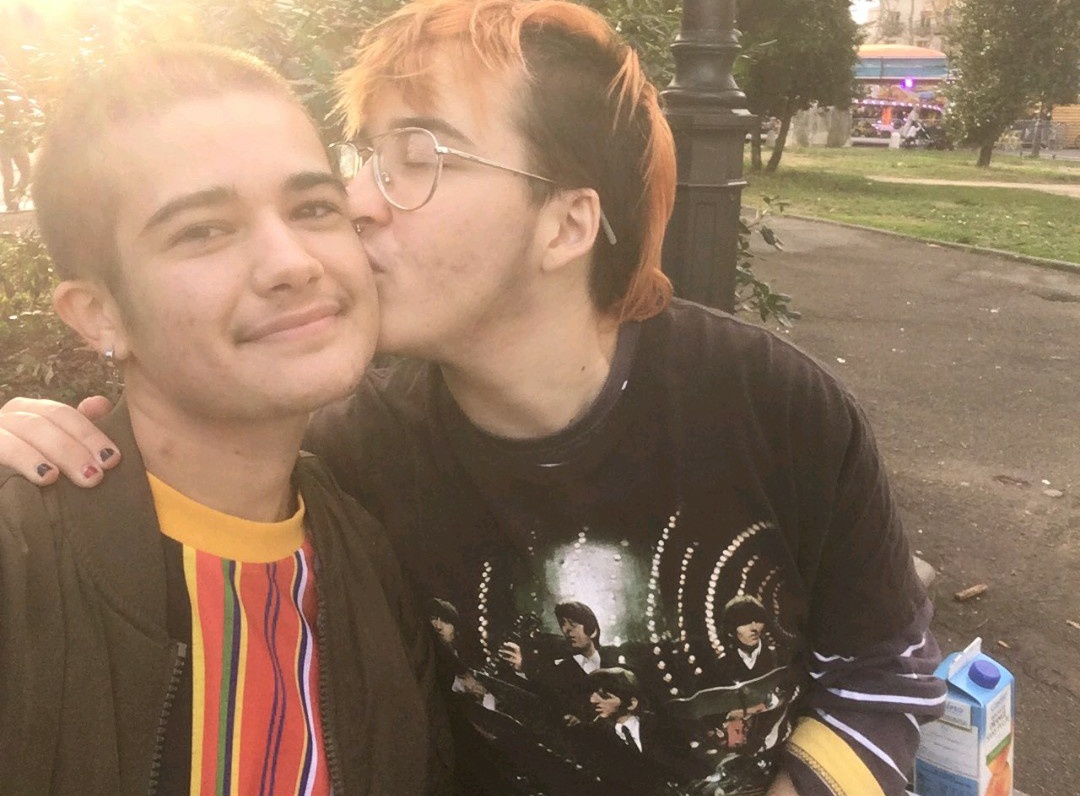 Ultimatetranse1's tweet photo. Avec mon amoureux depuis plus d'un an, iel est incroyable et notre relation aussi #TransLoveIsBeautiful
Avec maon fiancæ depuis bientôt un an, mon coup de foudre de 2020, qui as rendu cette année unique
Merci d'éclairer ma vie. Je vous aime pour tj et de tout mon coeur 💜💛 https://t.co/COsvTwYQy1