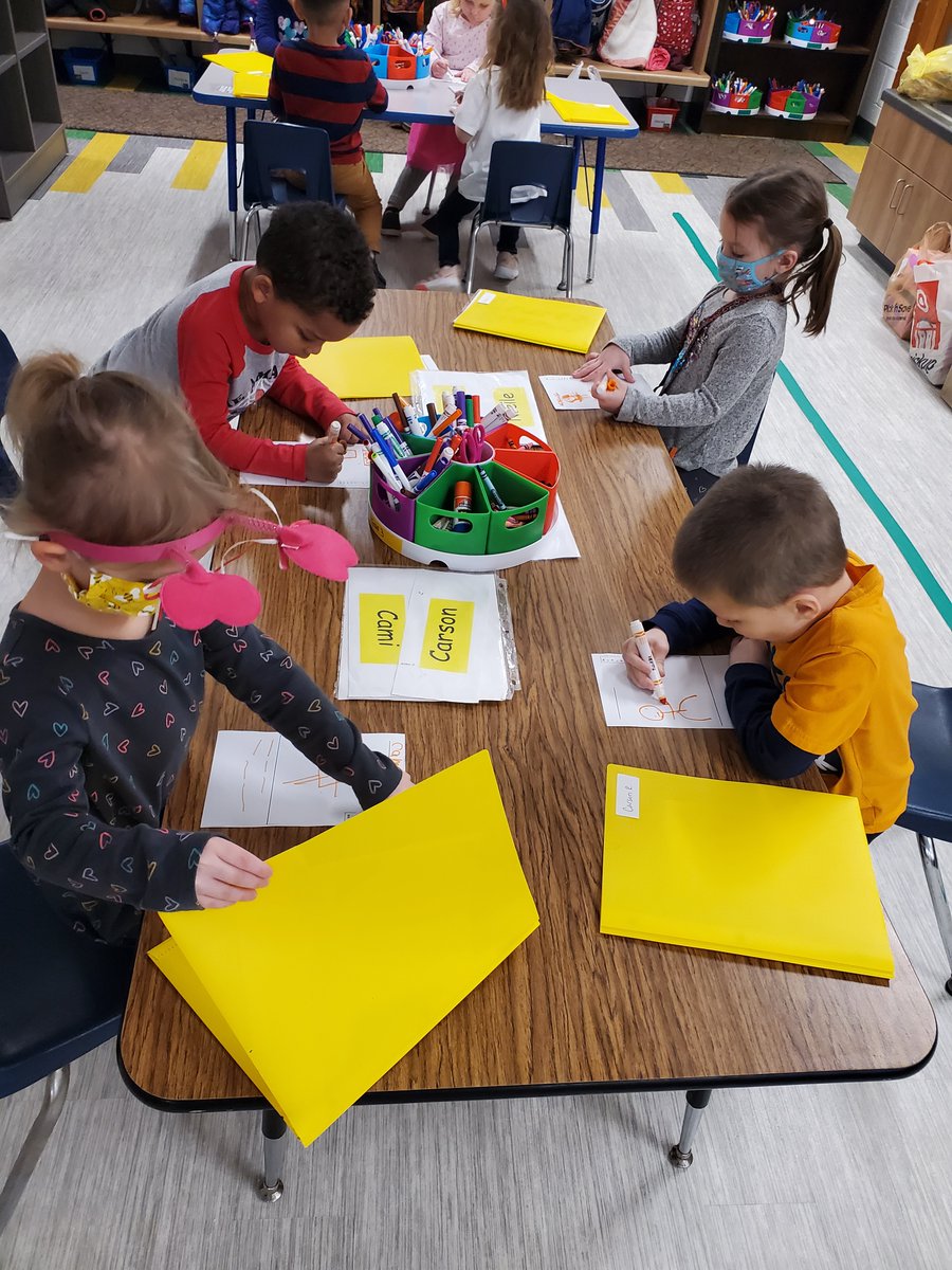 Tools_PreKTeach's tweet photo. In my T/Th group, I have students ranging from Message to Ending Sounds during Play Planning.
#prektools #playplan #scaffoldwriting #PreK #teaching #learning #ToolsoftheMind https://t.co/IvFW4sa0R7