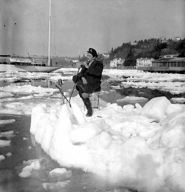 unutulmaz fotograflar on twitter buz kutleleriyle kaplanan istanbul bogazi nda nargile icen bir adam 1954 https t co dt0syn70ut twitter