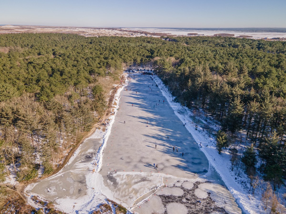 Het was vanmiddag aardig druk op de officiële en niet officiële ijsbanen van #Terschelling.