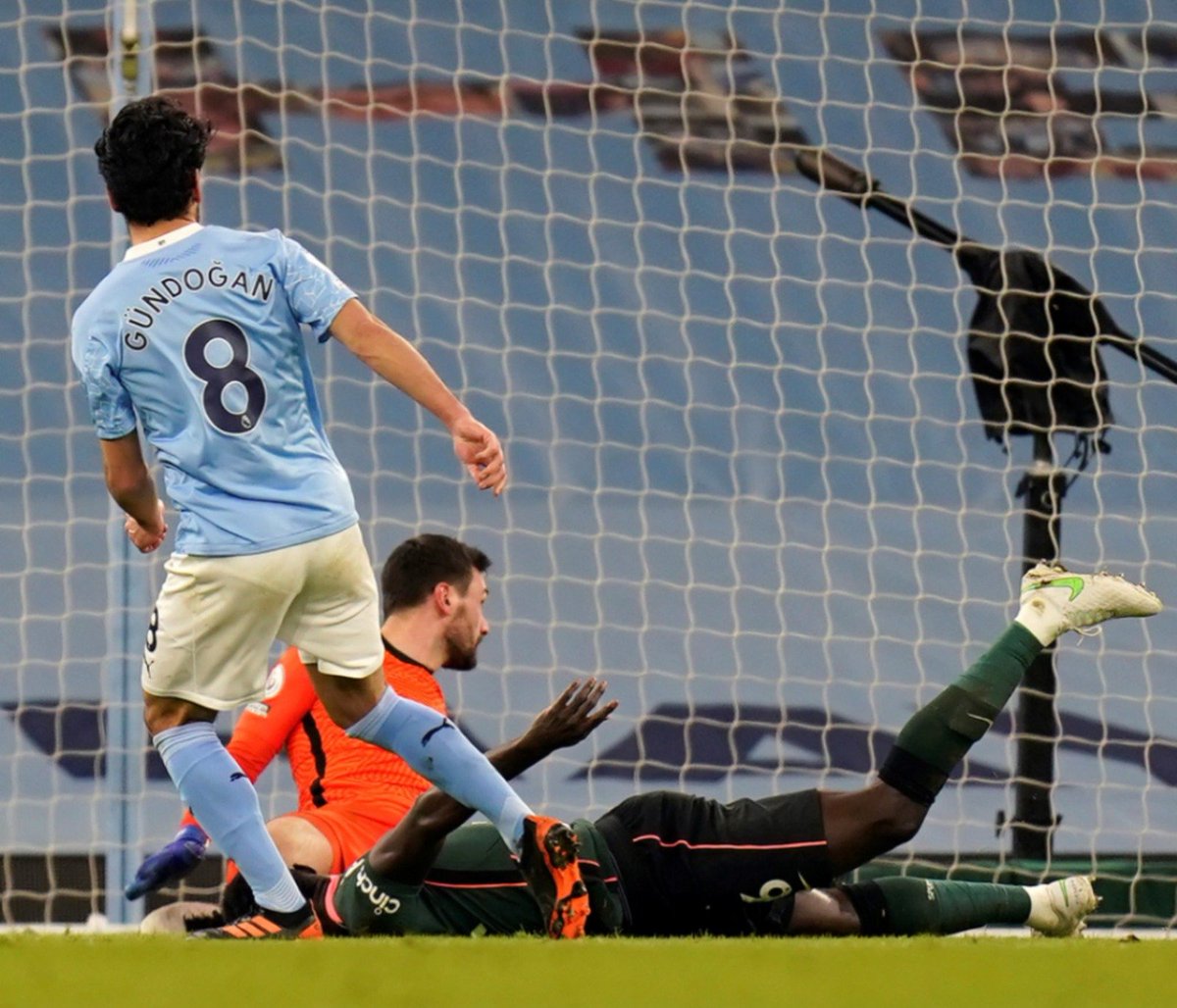 maxrushden's tweet image. Have to question Sanchez's positioning here