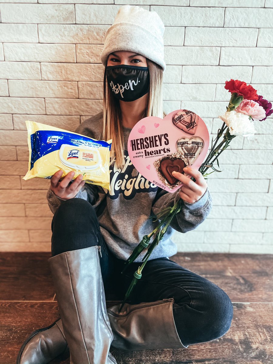 TheHeightsSHSU's tweet photo. Roses are RED🌹,masks are BLUE💙, the only person Aspen wants to quarantine with us YOU! #aspenliving #fallinlovewithaspen #liveataspen #luxurystudenthousing #samhoustonstateuniversity #shsu23 #shsu24 #shsu25 https://t.co/1L0Y3dhAq6