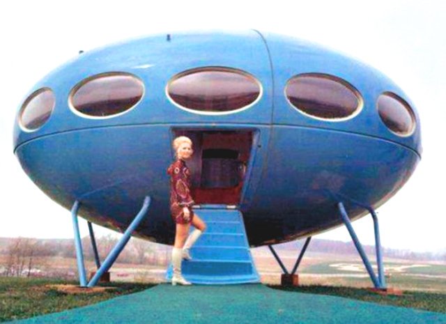 Would you like to live in a UFO? Well in 1968 you could, thanks to Finnish architect Matti Suuronen. He created the Futuro House and for a while it was a worldwide sensation!Let's take a look around...